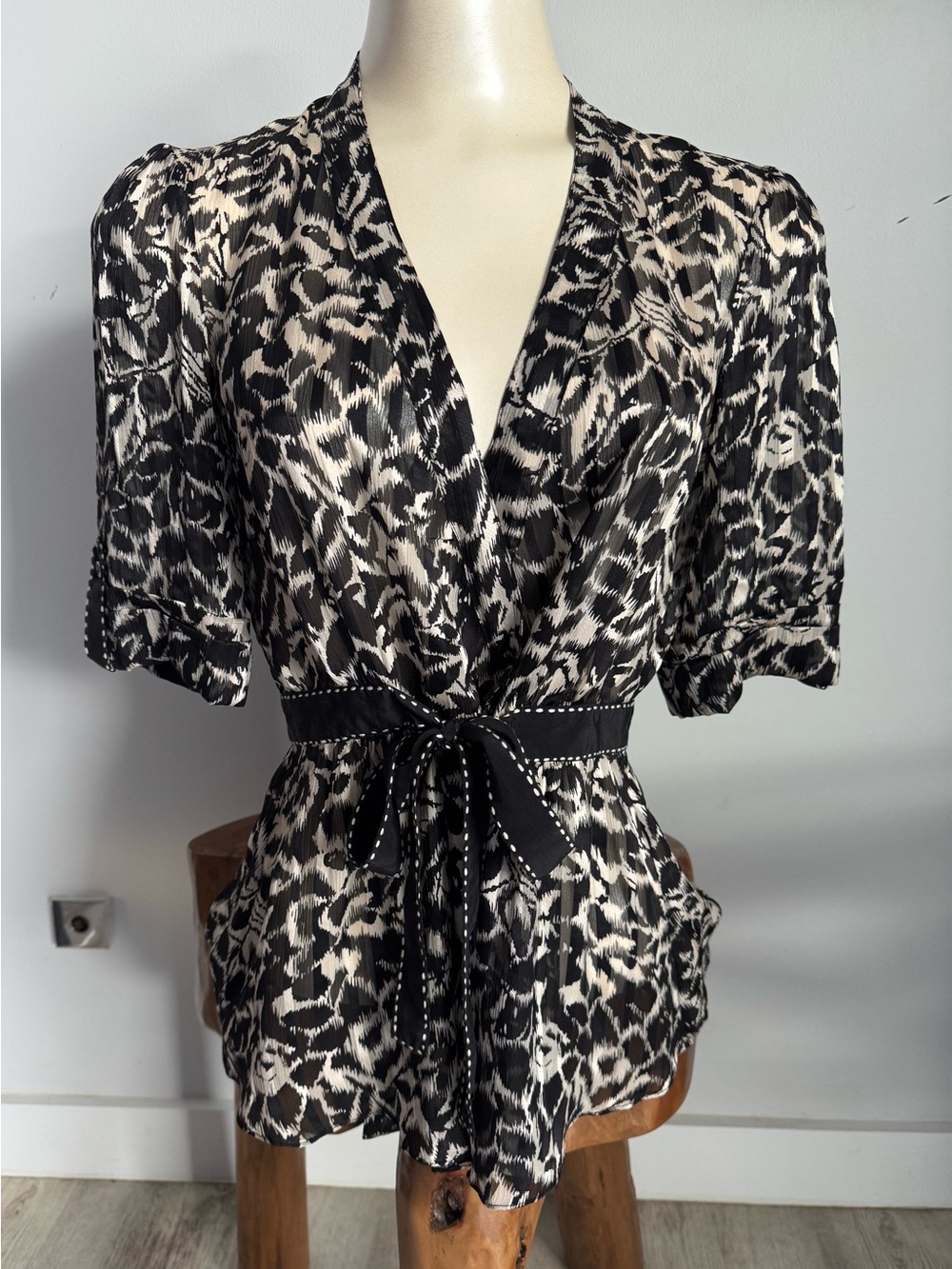 BCBGMAXAZRIA Y2K Silk Black Cream Abstract Floral Print Peplum Ribbon Bow Top XS